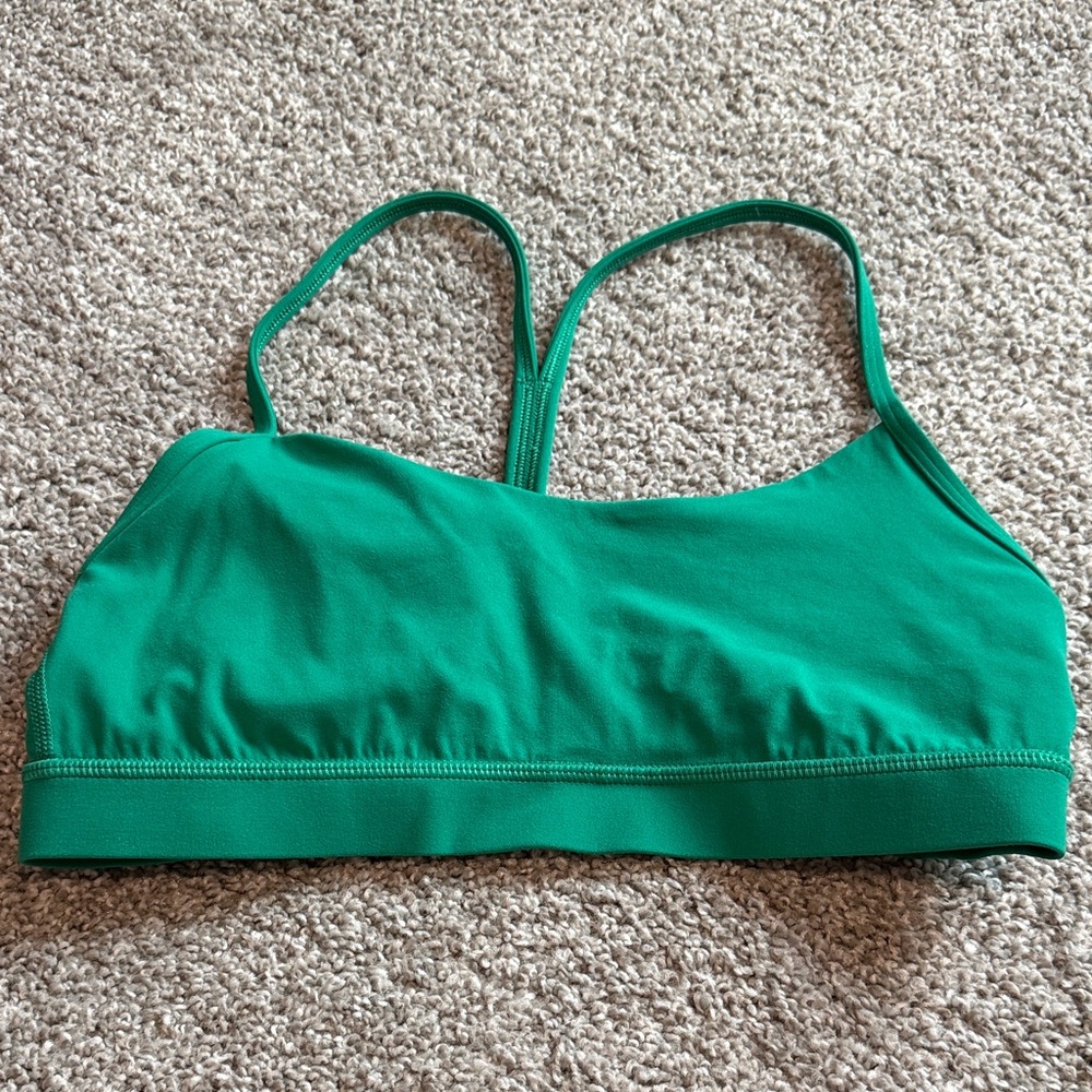 Lulu lemon green size 10 sports bra. Good as new. Has a place for removable pads